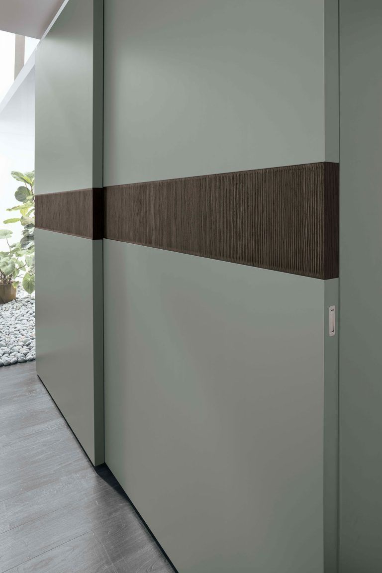 Immagine della collezione Frame di Tomasella, composta da armadio scorrevole e letto matrimoniale