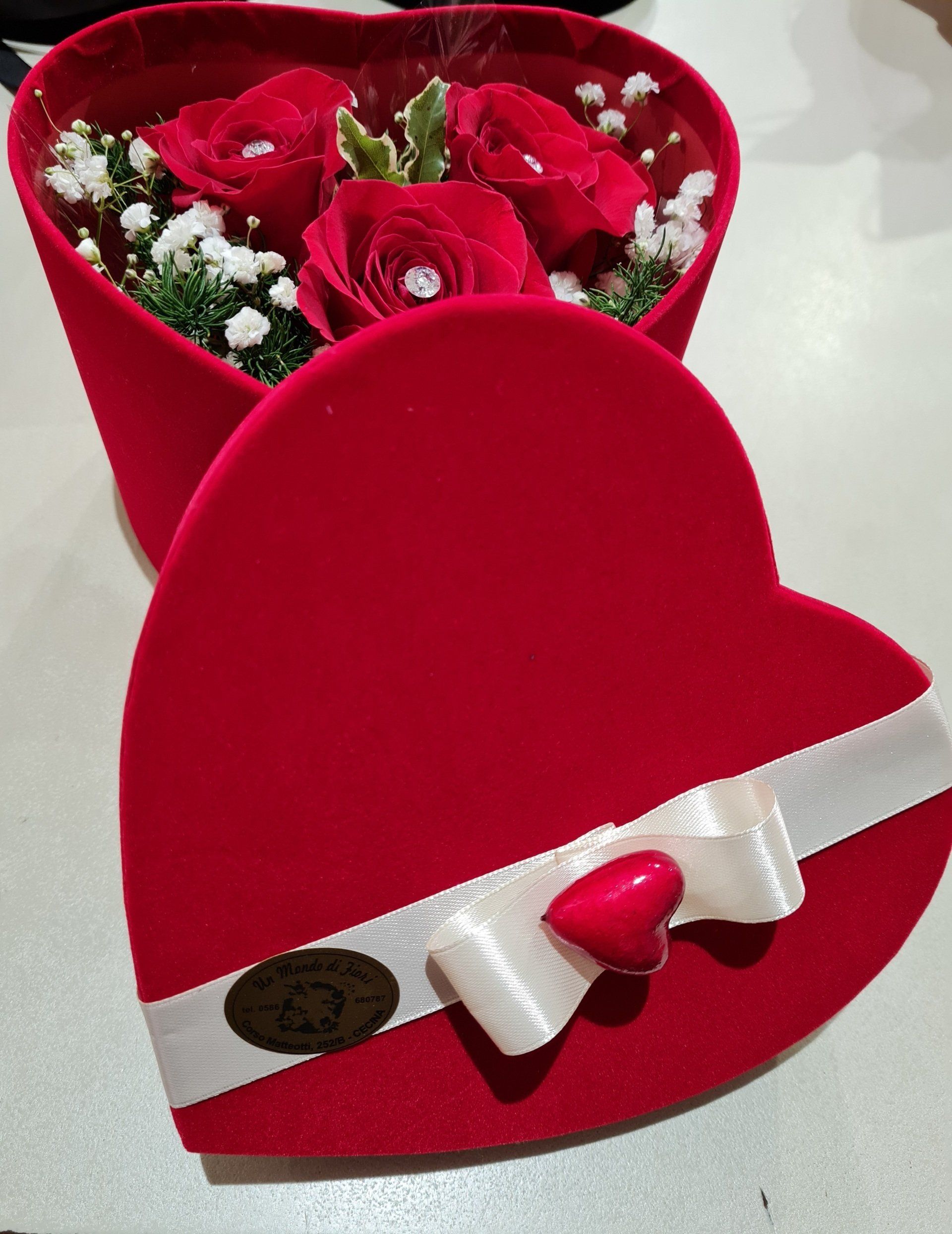 pacco fiori a forma di cuore