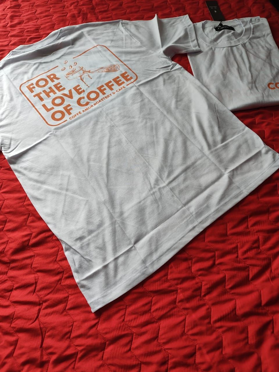 Camisetas blancas con el gráfico naranja 