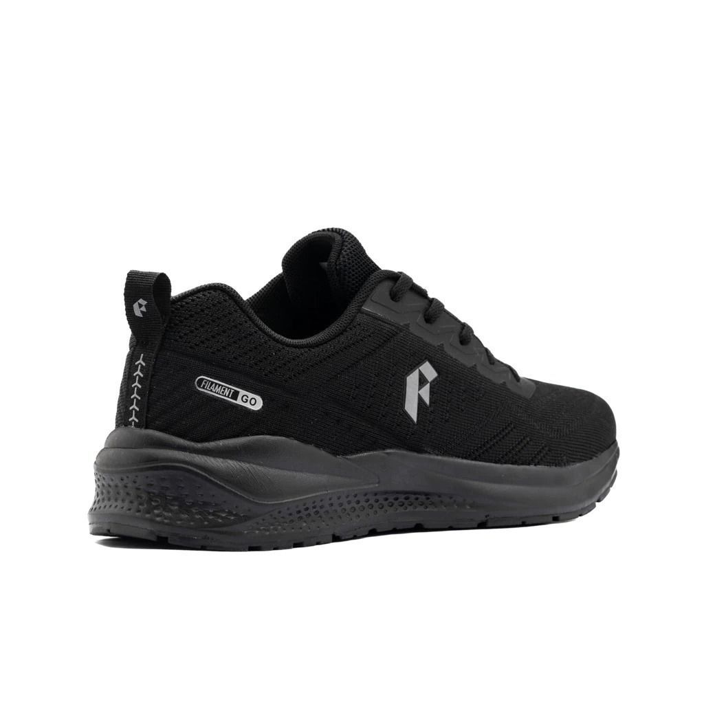 Zapatilla deportiva negra encima de una caja de zapatos negra.