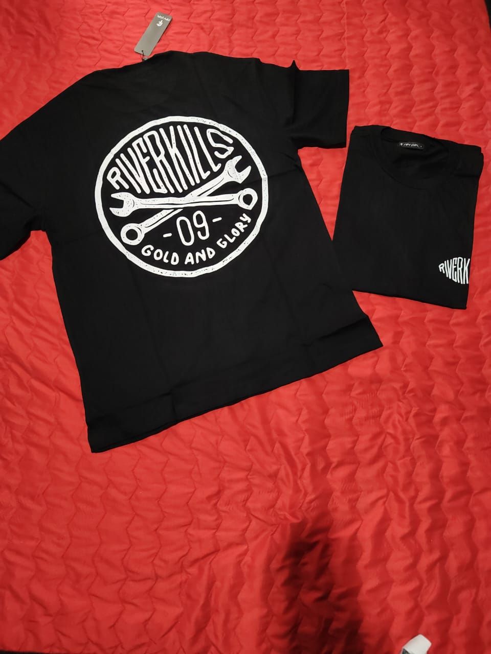 Dos camisetas negras, una con un gráfico circular blanco que dice 