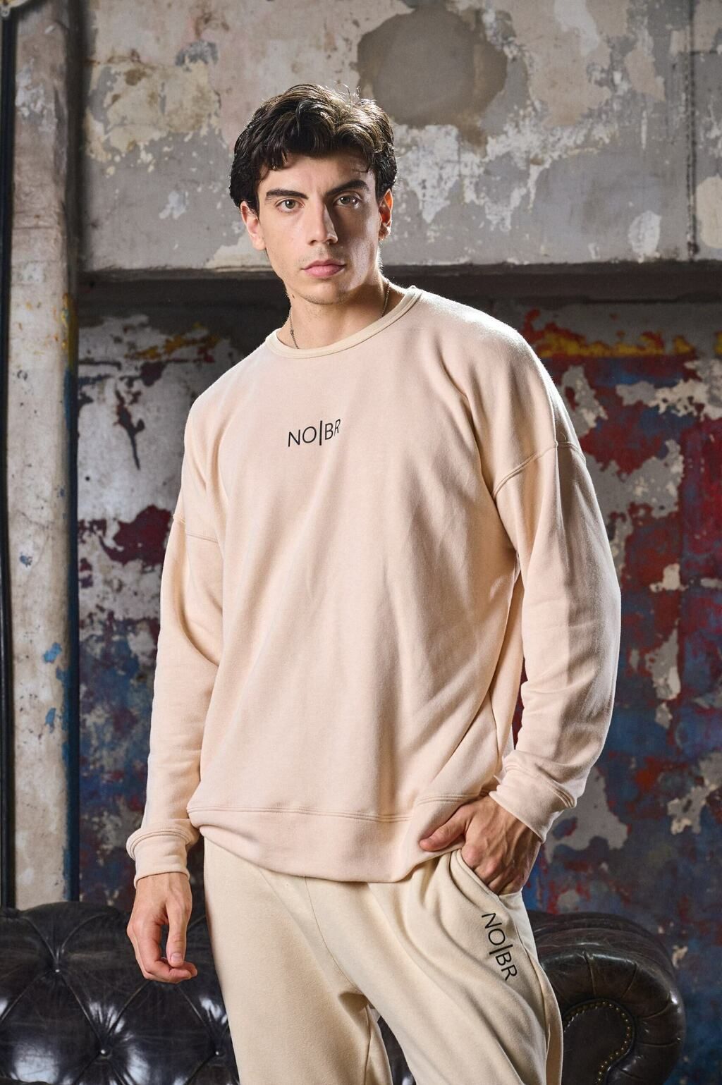 Un primer plano de un hombre que lleva una camiseta con la palabra no.