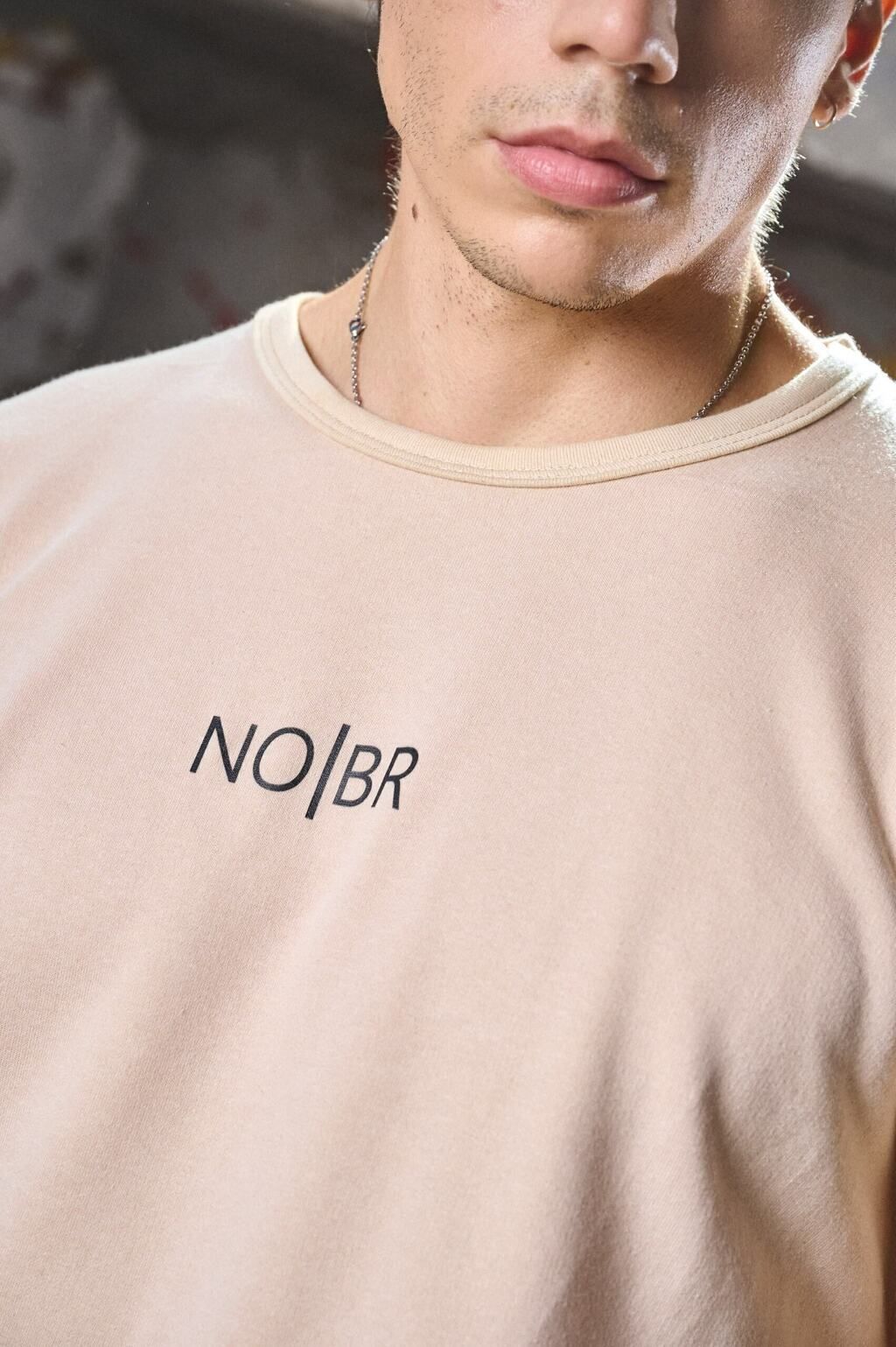Un primer plano de un hombre que lleva una camiseta con la palabra no.