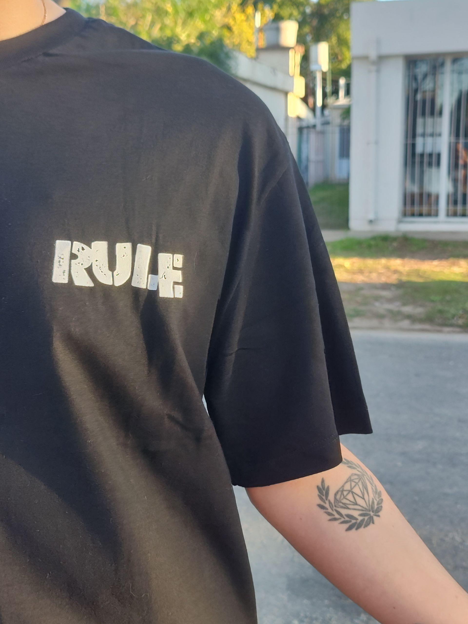 Persona que lleva una camiseta negra con la palabra 