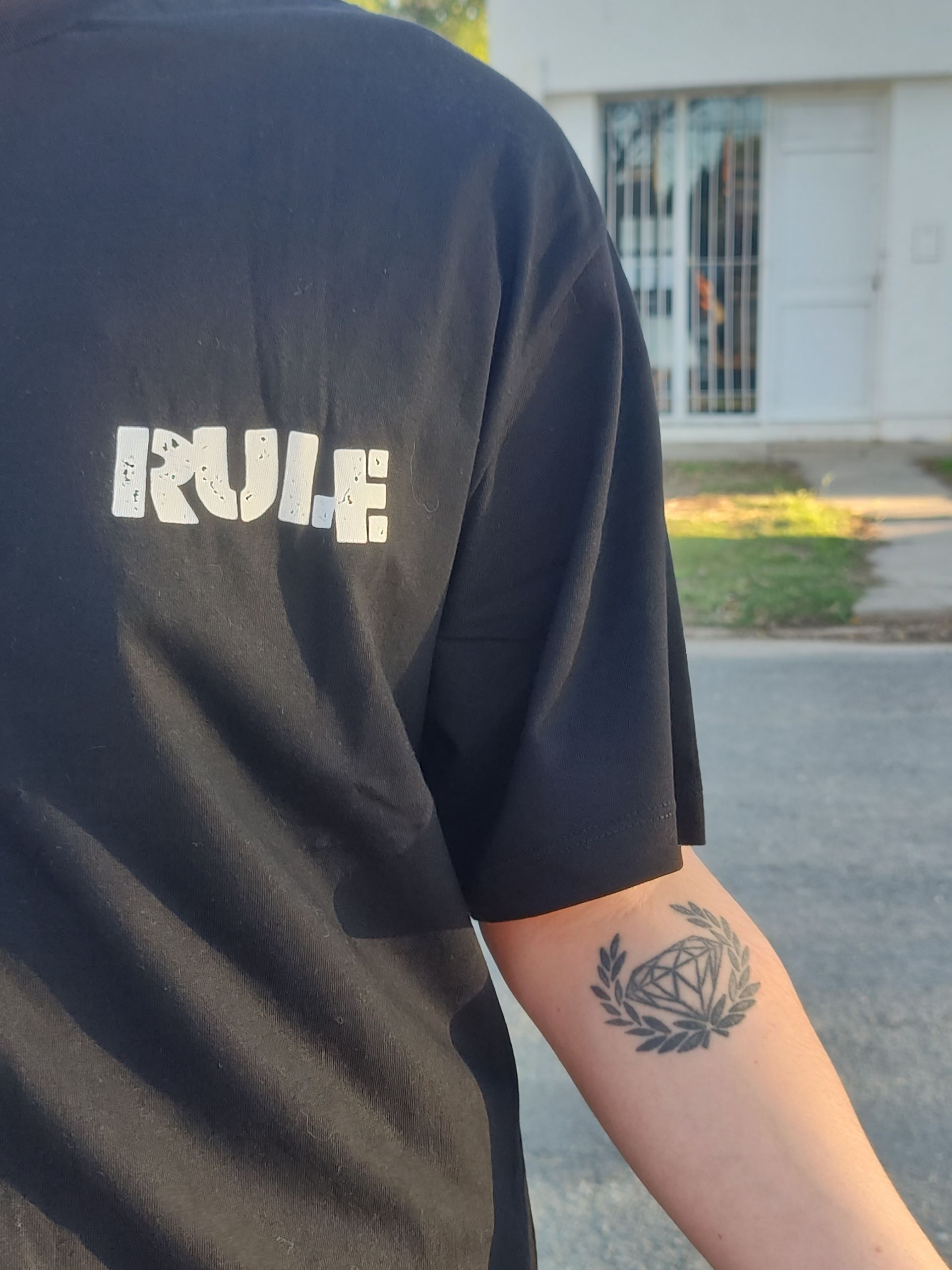 Persona que lleva una camiseta negra con la palabra 