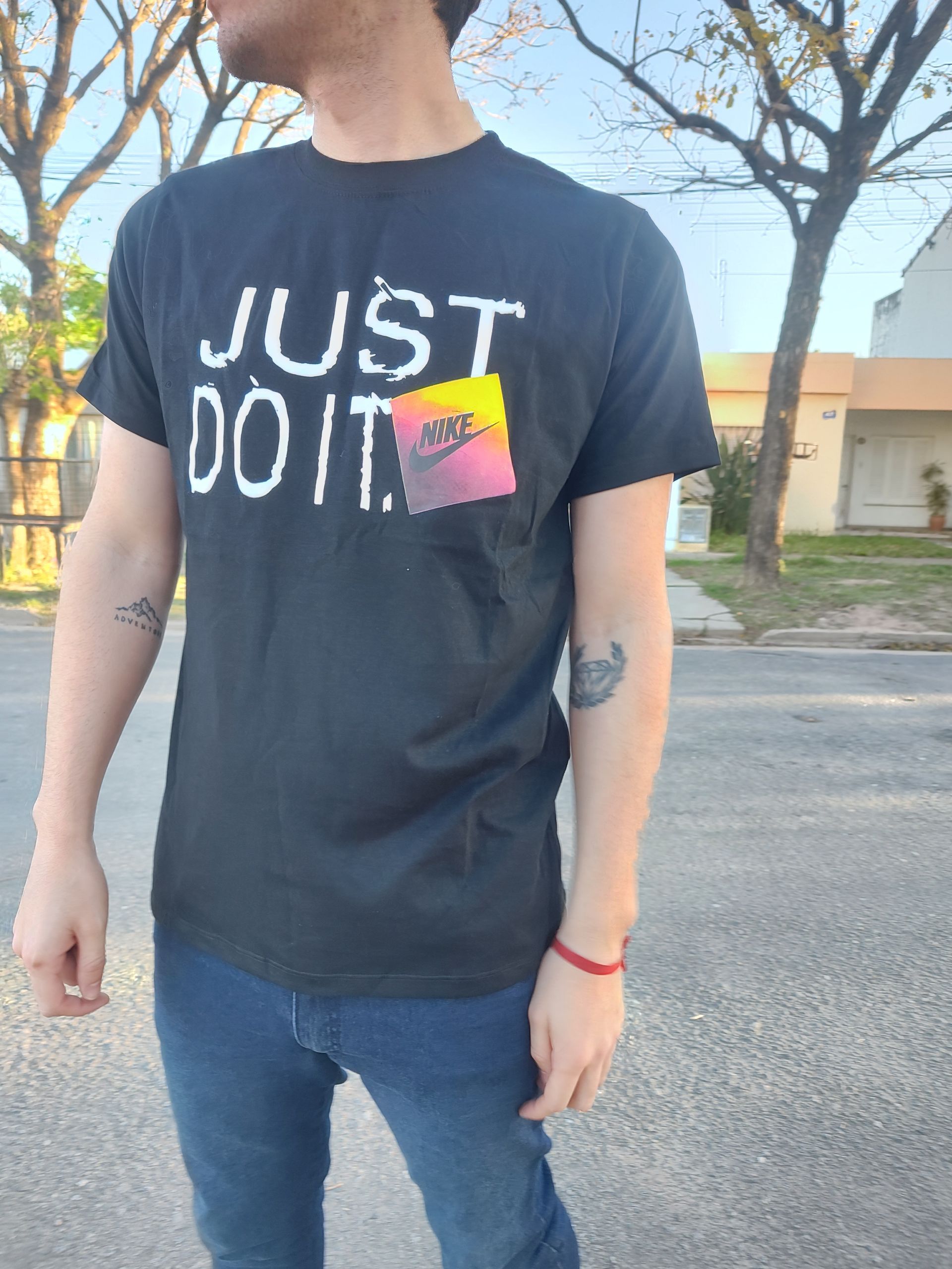 Hombre con camiseta Nike negra con la frase 