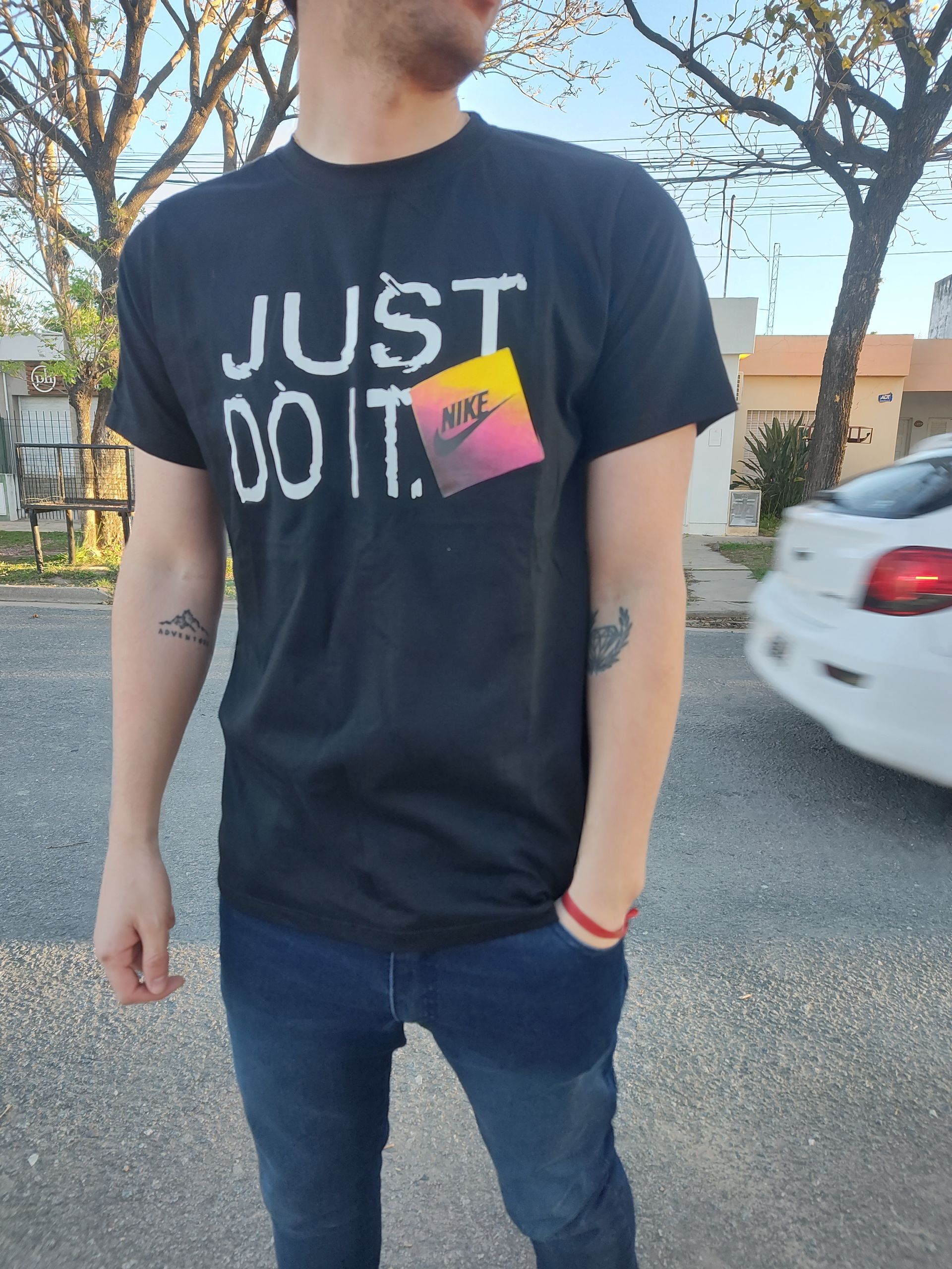 Hombre con camiseta Nike negra con la frase 