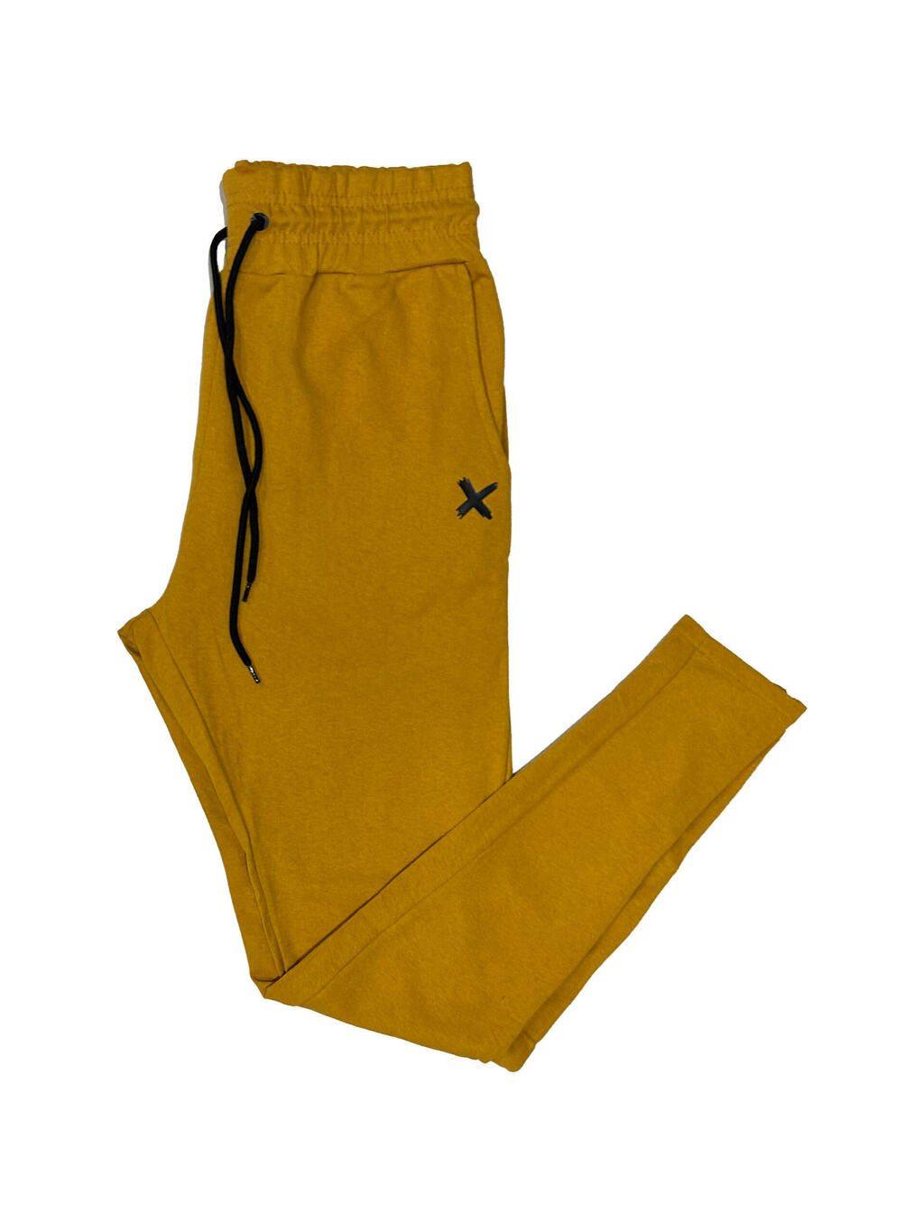 Un par de pantalones deportivos amarillos con una x negra en el lateral.