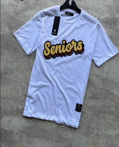 Camiseta blanca con la palabra 