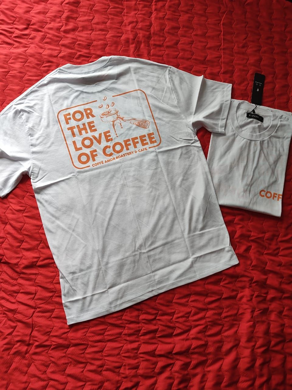 Camisetas blancas con el gráfico naranja 