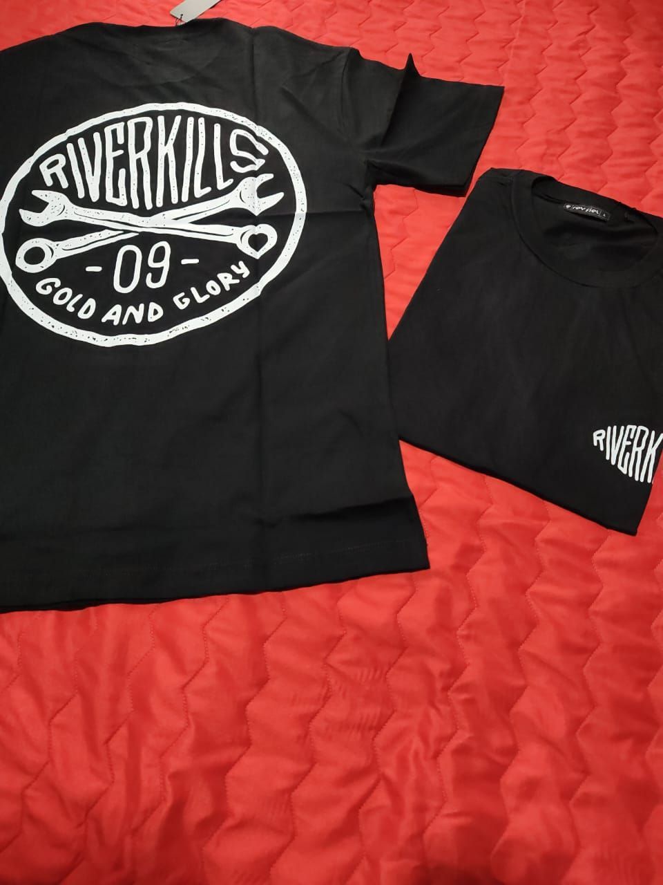 Dos camisetas negras, una con un gráfico circular blanco que dice 