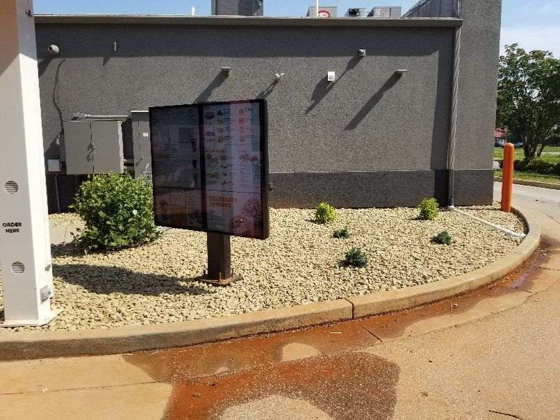 A sign outside of a building that says ' mcdonald 's ' on it