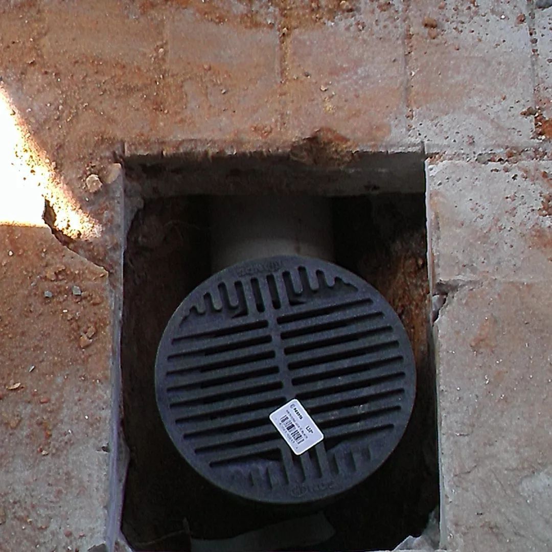 A drain with a label that says ' drain ' on it