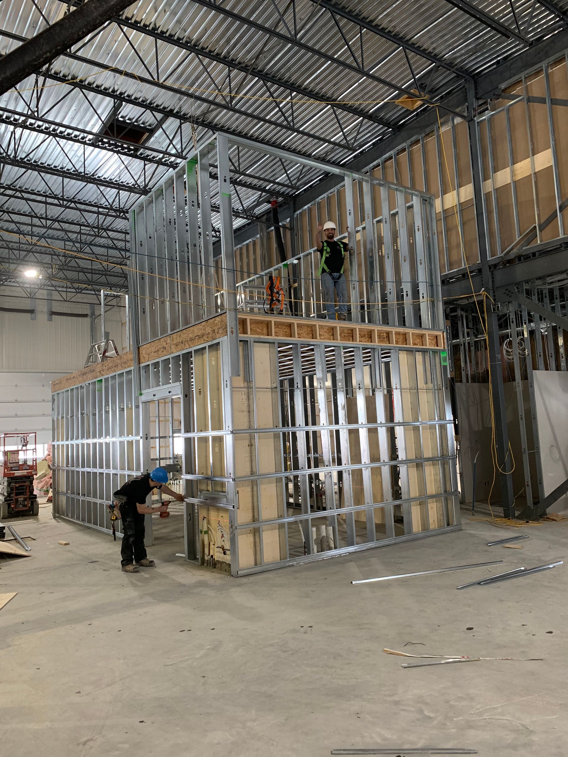 Un homme se tient au sommet d'un bâtiment en construction.