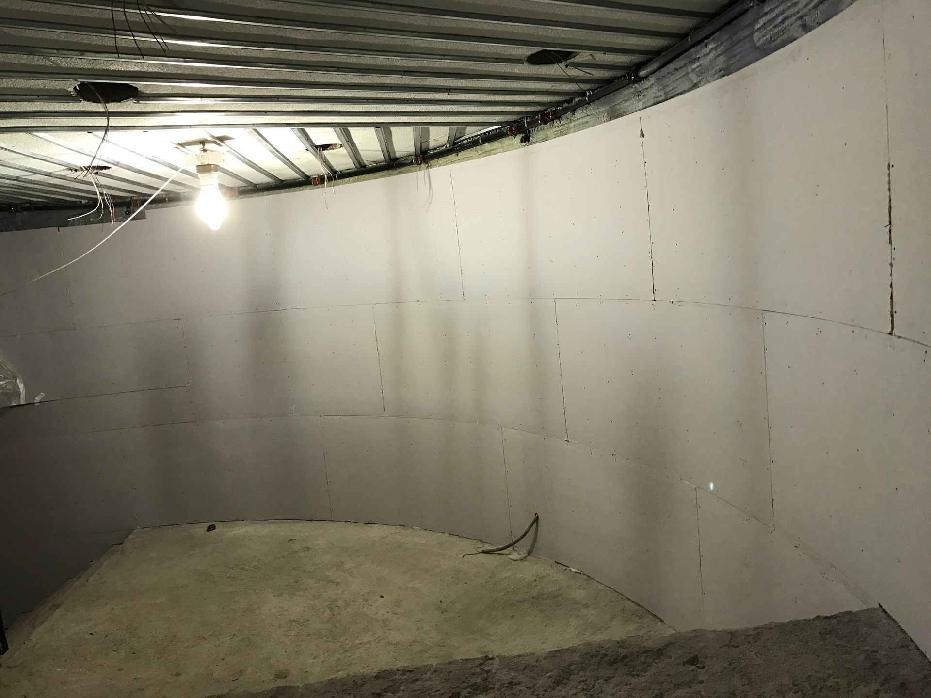 Une pièce vide avec une lumière au plafond