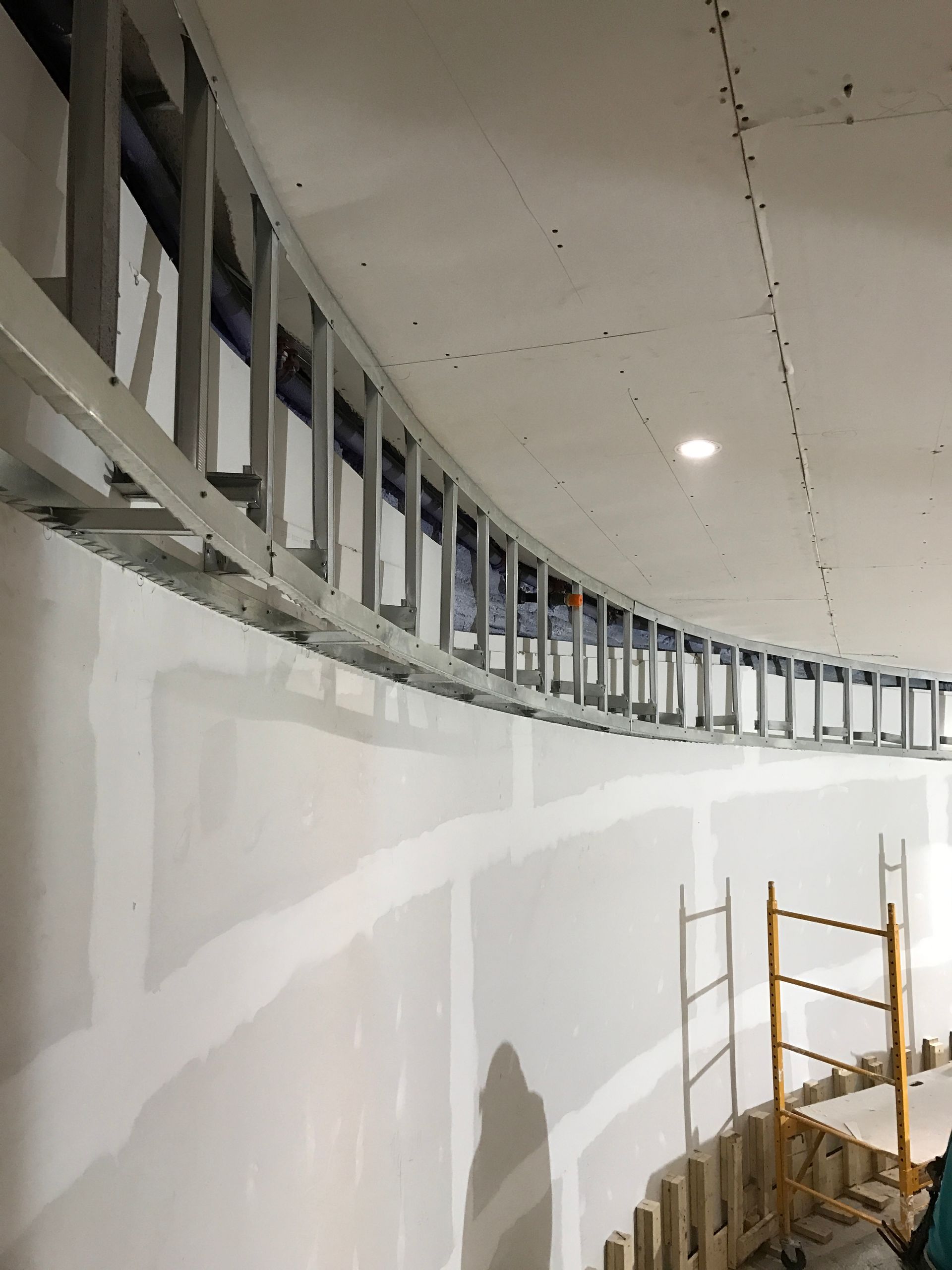 Une échelle est suspendue au plafond d'un bâtiment en construction.