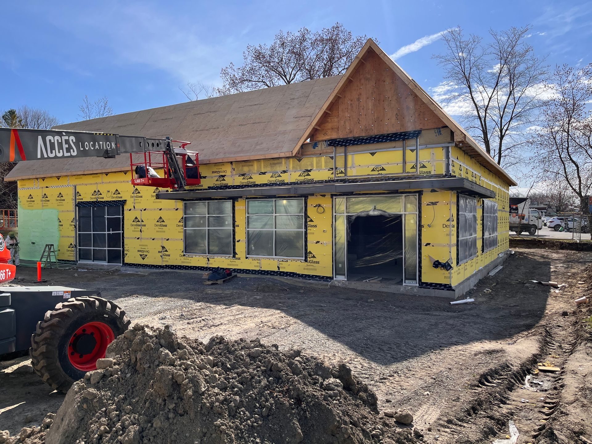 Un bâtiment en construction avec un panneau indiquant as