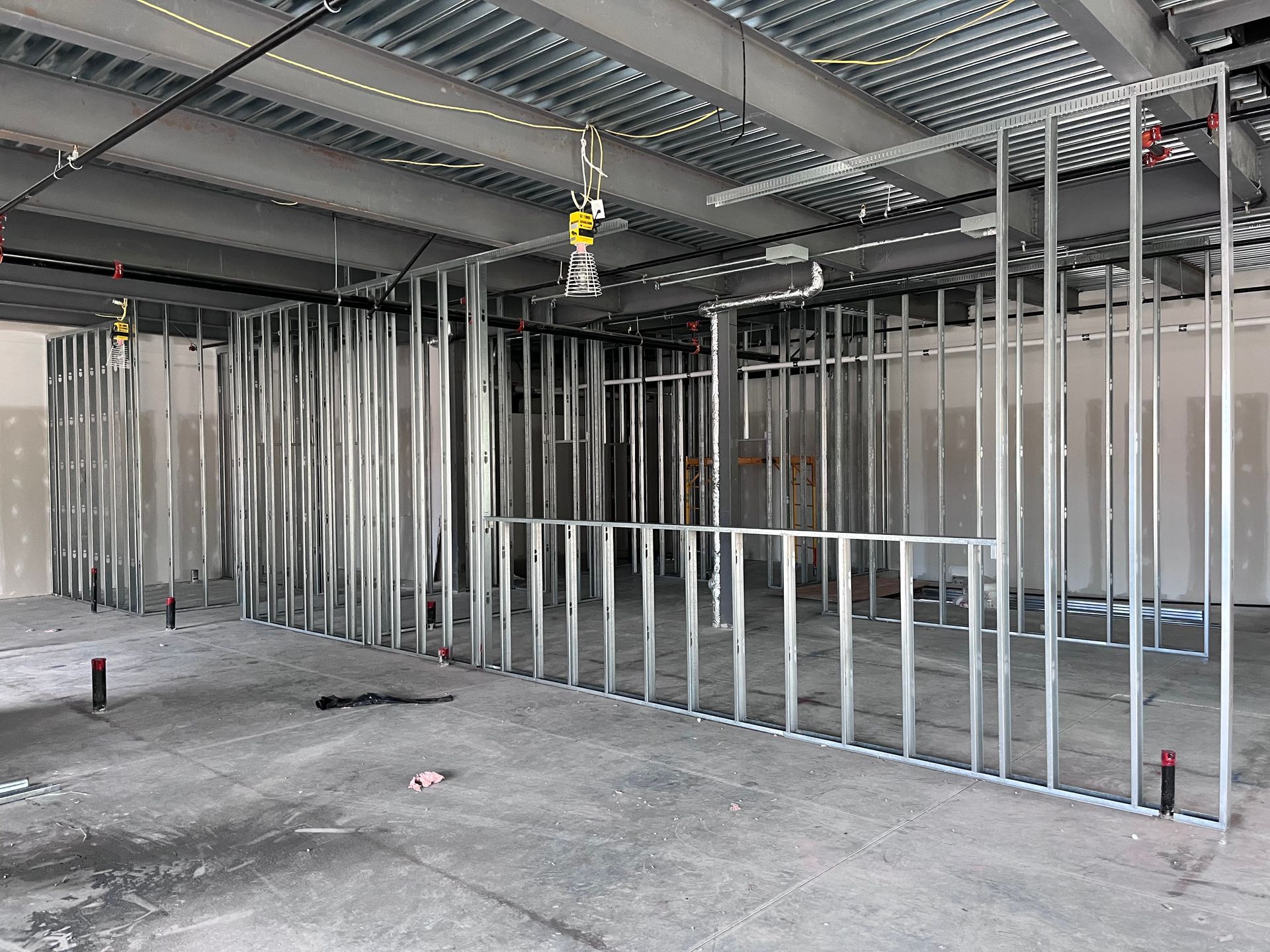 Un bâtiment en construction avec beaucoup de cadres métalliques sur les murs.
