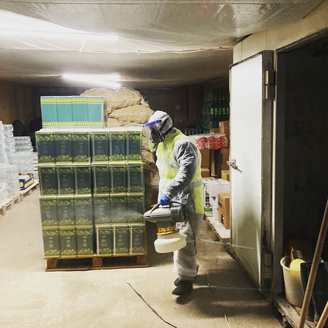 sanificazione dentro un deposito