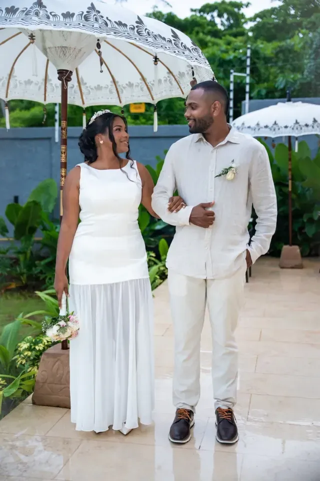 Pareja enamorada mirándose en terraza al atardecer en The Providence Hotel Boutique San Andrés, boda romántica frente al mar.