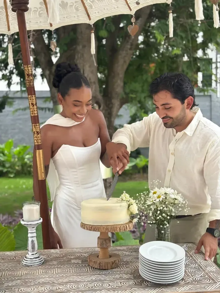 Pareja cortando la torta en boda frente al mar en The Providence Hotel Boutique San Andrés, ceremonia romántica en jardín tropical.