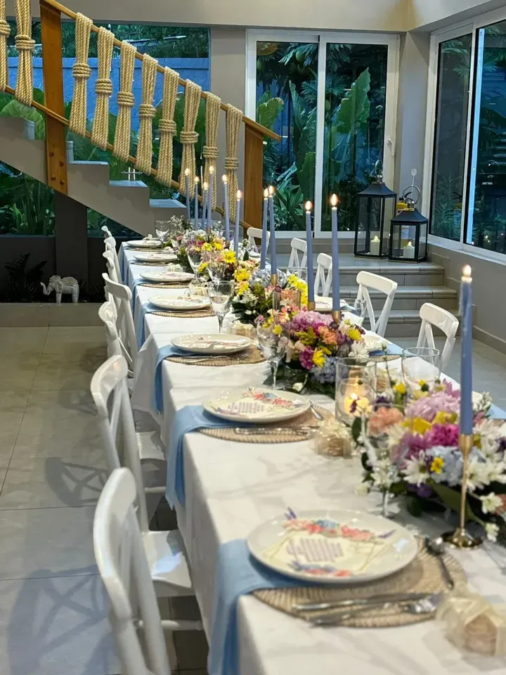 Mesa de banquete decorada para boda en The Providence San Andrés, hotel boutique frente al mar ideal para eventos íntimos.