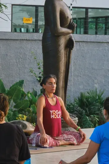 Huésped practicando yoga en los jardines de The Providence Hotel Boutique San Andrés, hotel boutique que ofrece experiencias de relajación y bienestar.