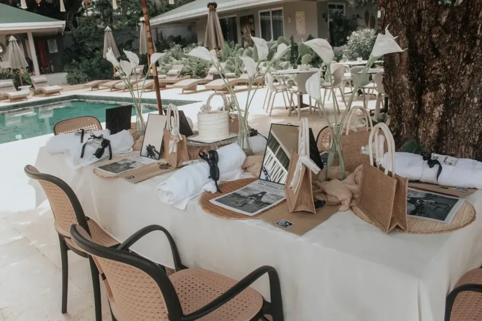 Detalles de mesa de boda con flores y vajilla elegante en The Providence Hotel Boutique San Andrés, celebraciones frente al mar.