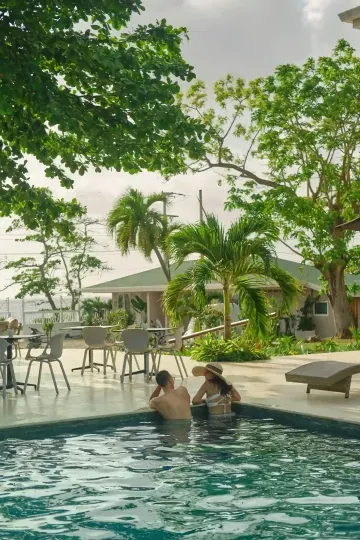 Pareja disfrutando de la piscina de inmersión frente al mar Caribe en The Providence Hotel Boutique San Andrés, hotel solo para adultos ideal para relajarse.