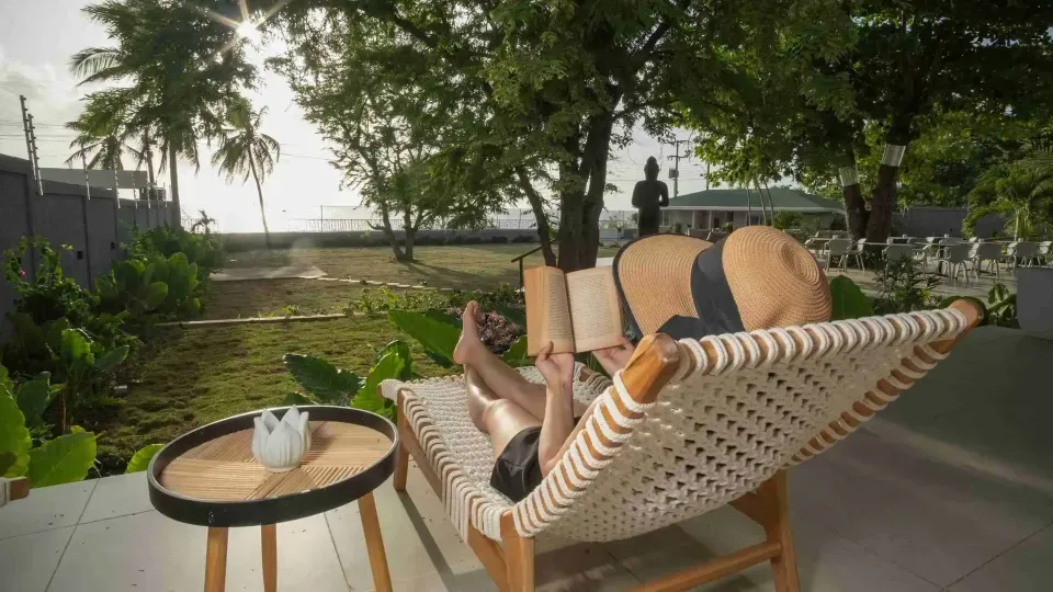 Ambiente relajado en The Providence Hotel Boutique, perfecto para viajes de desconexión en San Andrés.