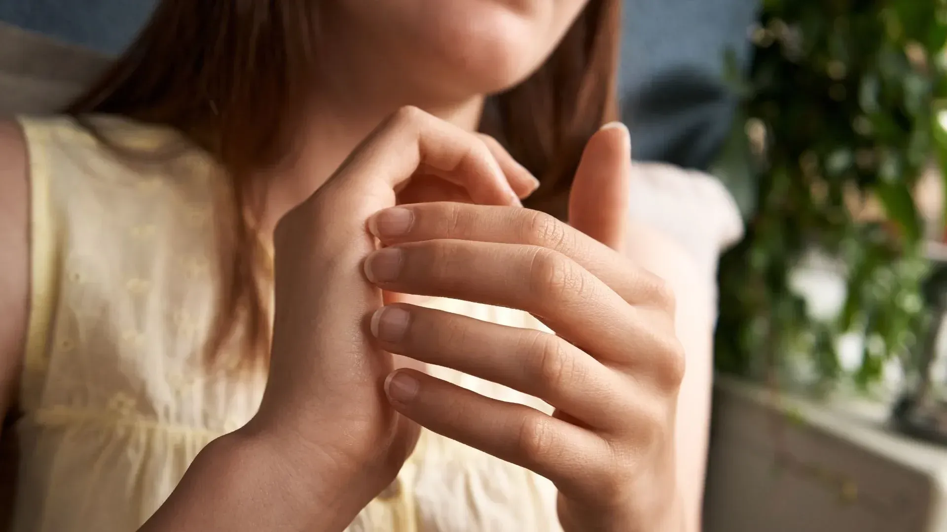 Une fille qui montre le tapping sur sa main
