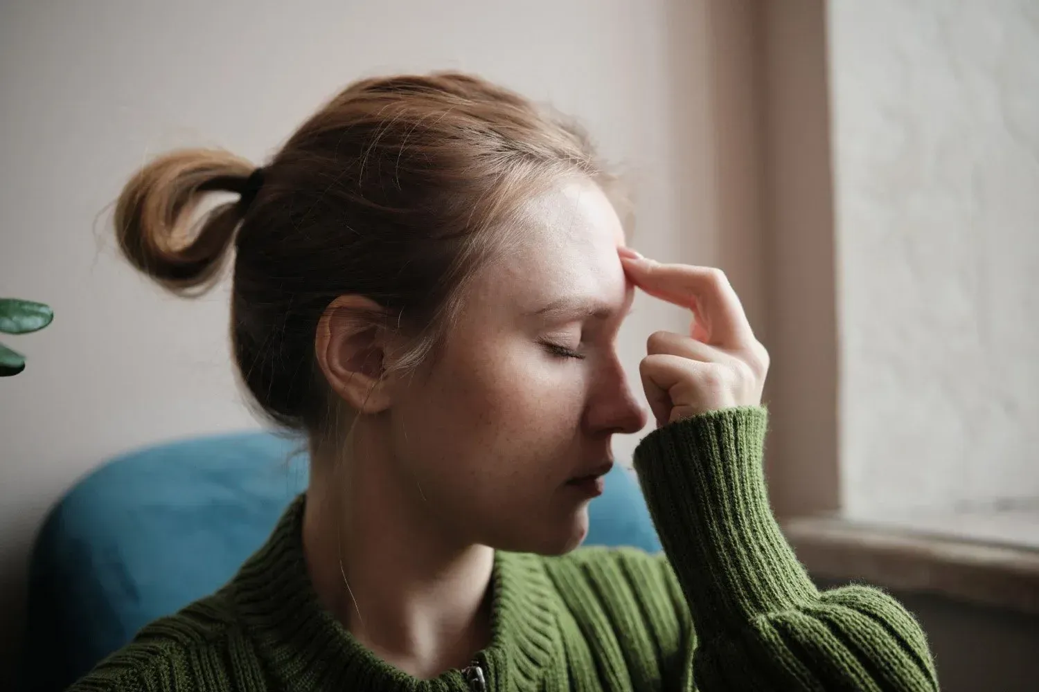 Une fille qui montre l'EFT sur sa tête