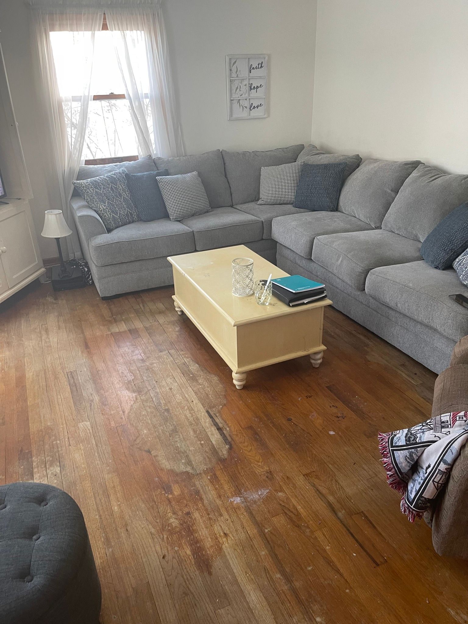 After is a tidy and organized living room after professional cleaning by Ancilla
