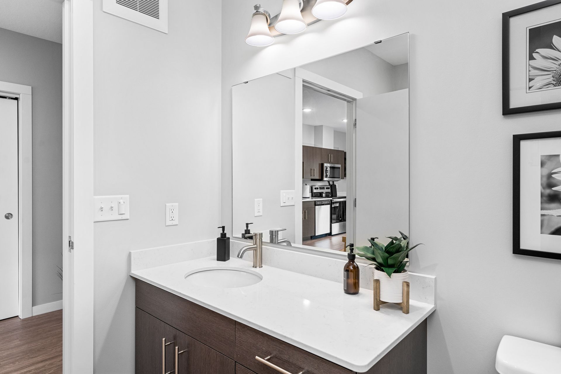 Lincoln Park Flats bathroom