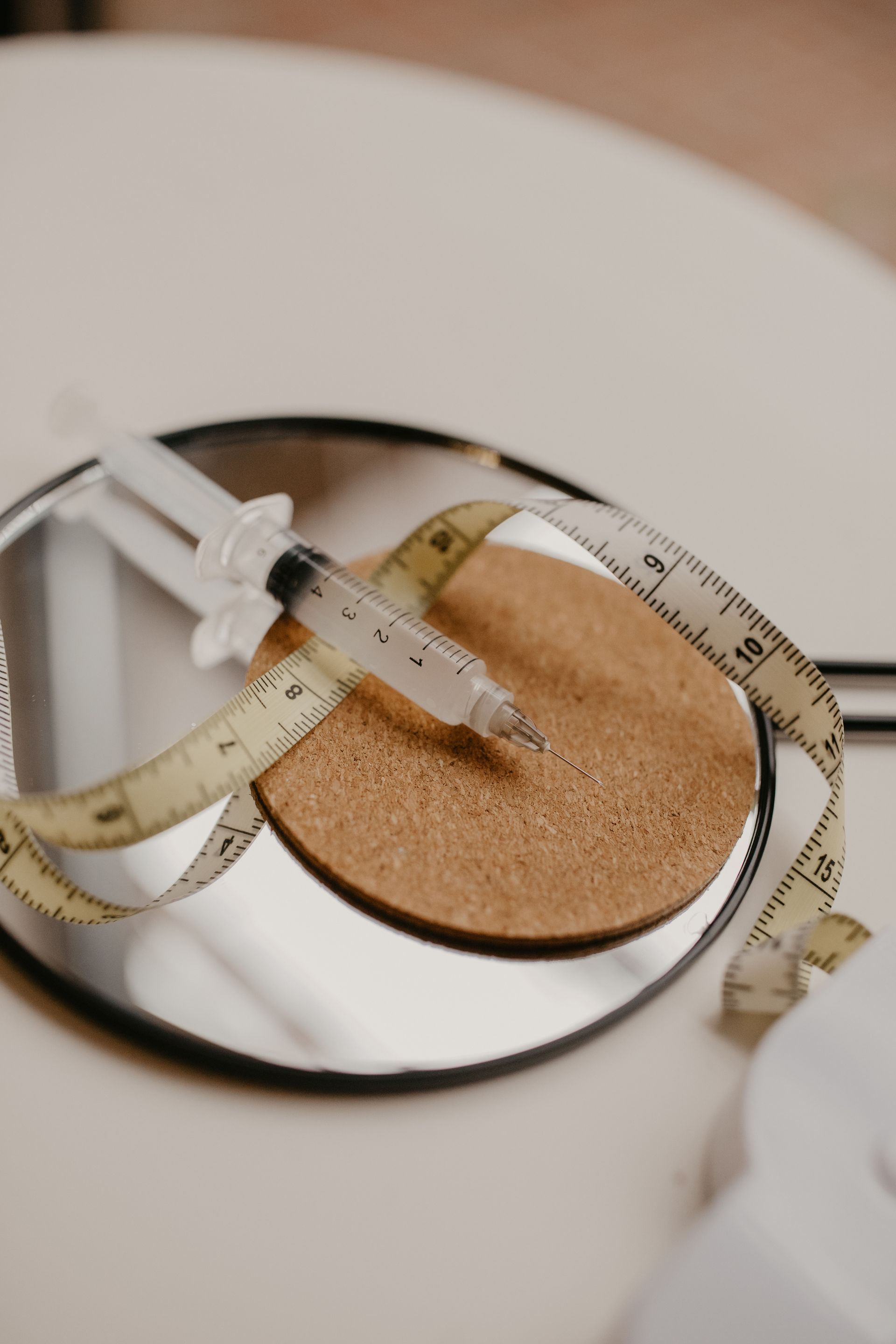 A line drawing of a person 's stomach with a circle in the middle.