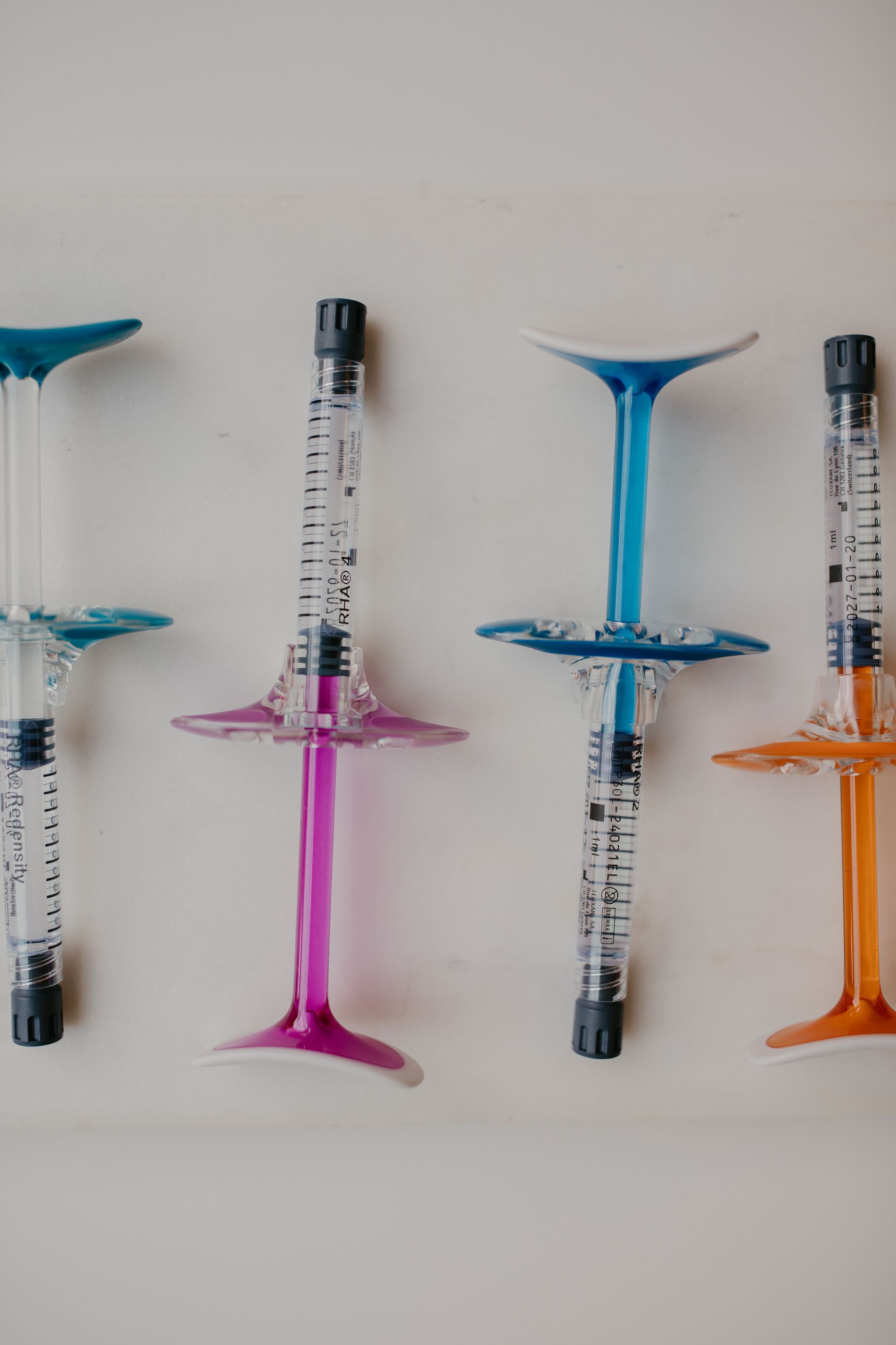 A line drawing of a woman 's face with her eyes closed and an arrow pointing to her chin.