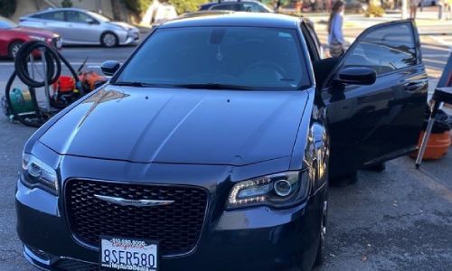 A black car with a license plate that says bser580