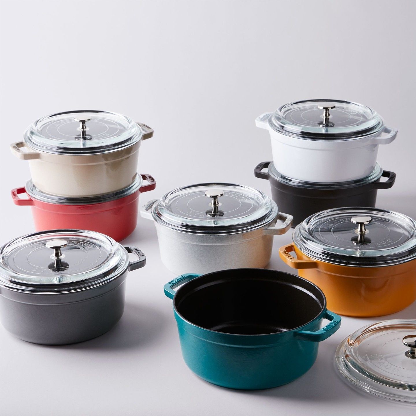 Um grupo de potes está empilhado uns sobre os outros sobre uma mesa.