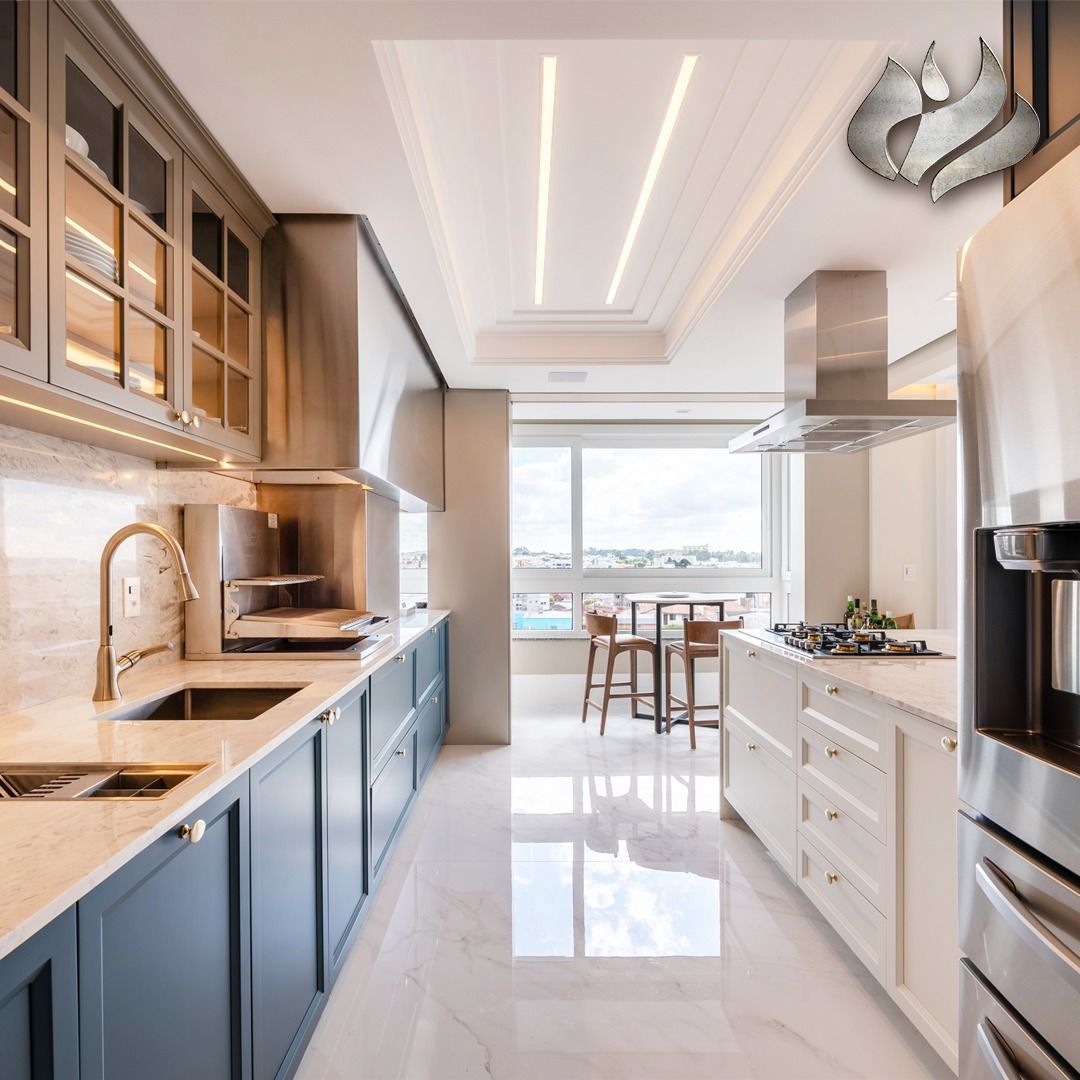 Uma cozinha com eletrodomésticos de aço inoxidável e armários azuis