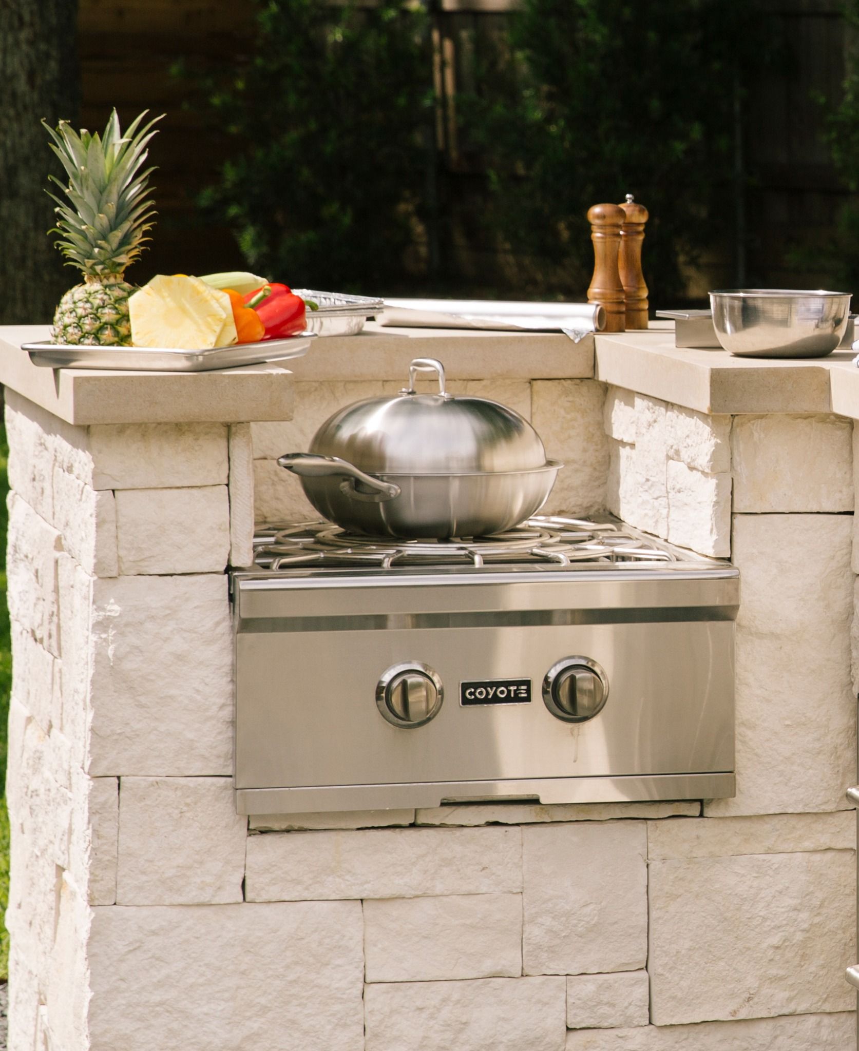 Um fogão de aço inoxidável com a palavra viking