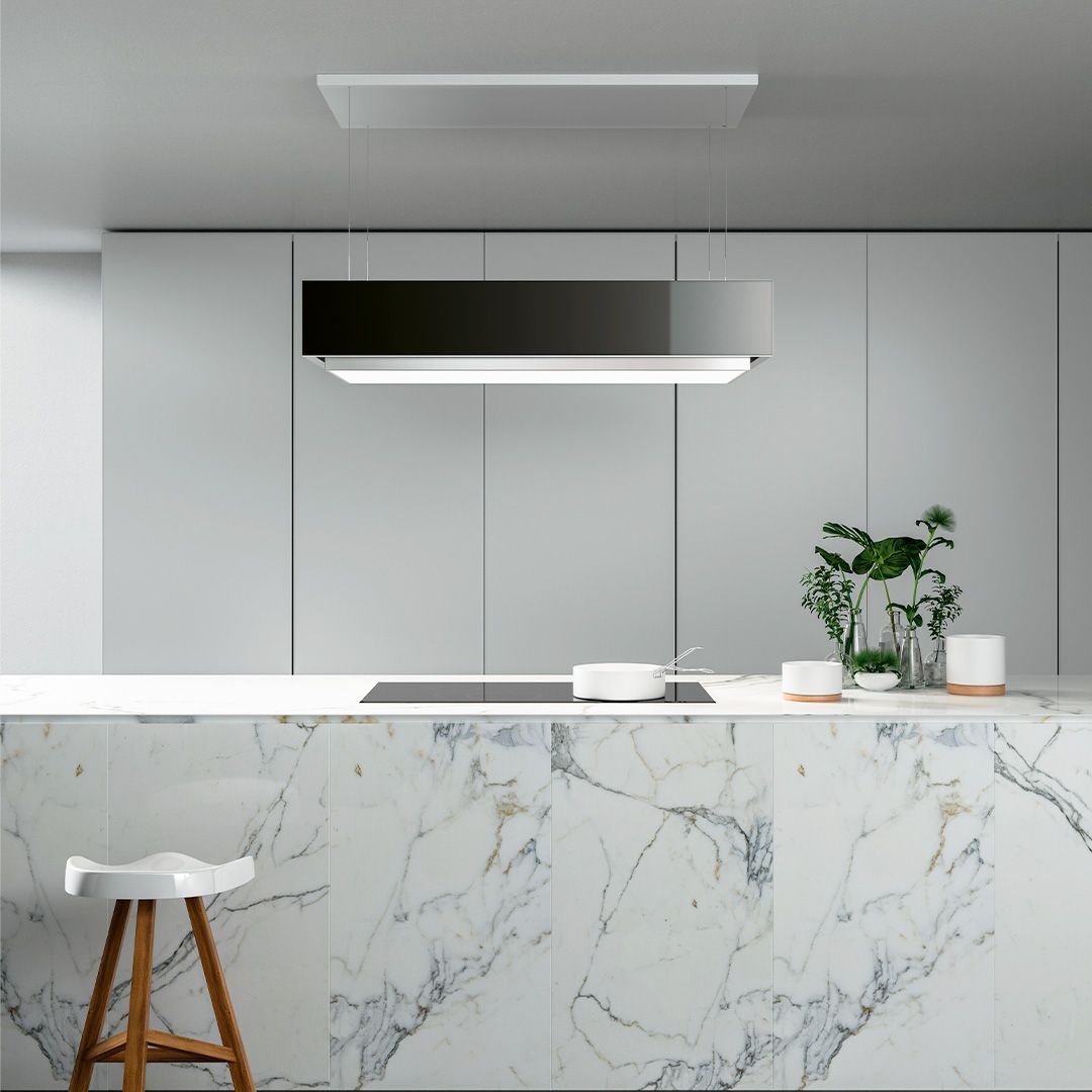 Uma cozinha com bancada de mármore e banco de madeira.