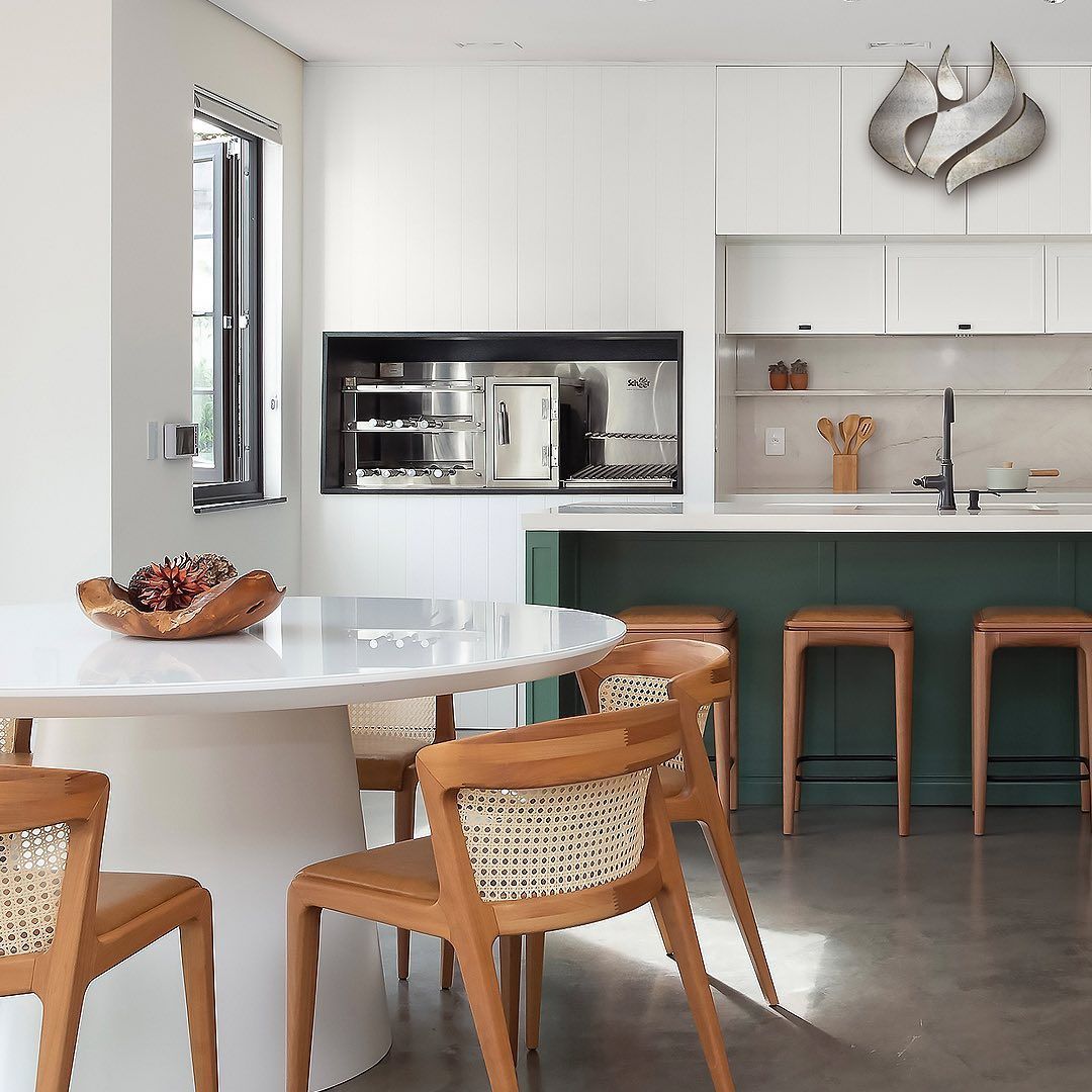 Uma cozinha com mesa e cadeiras
