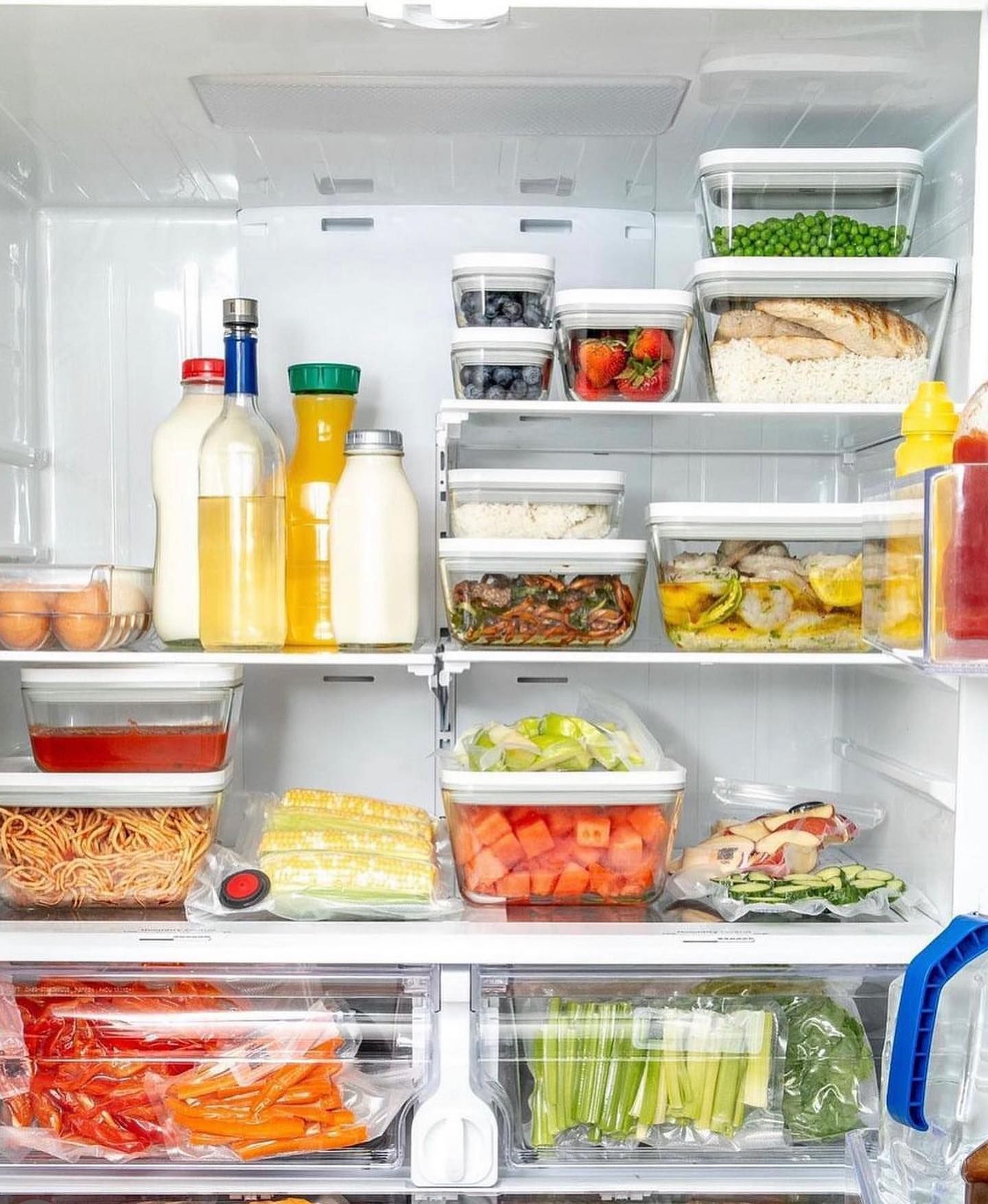 Uma geladeira cheia de muita comida e bebida.