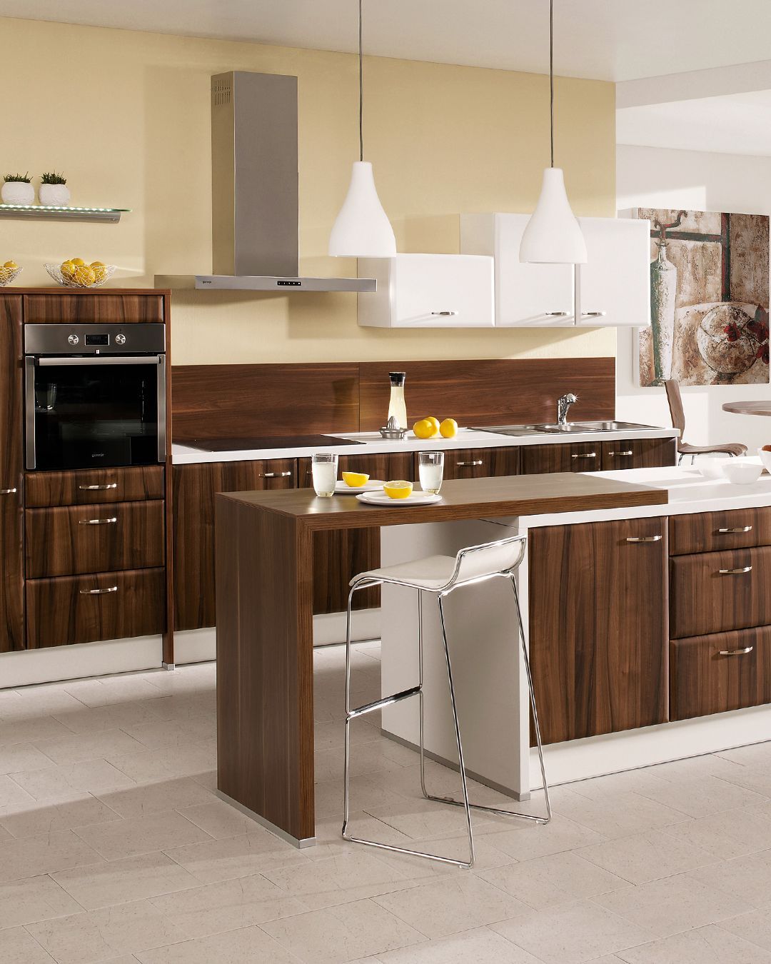 Uma cozinha com armários de madeira e bancadas brancas