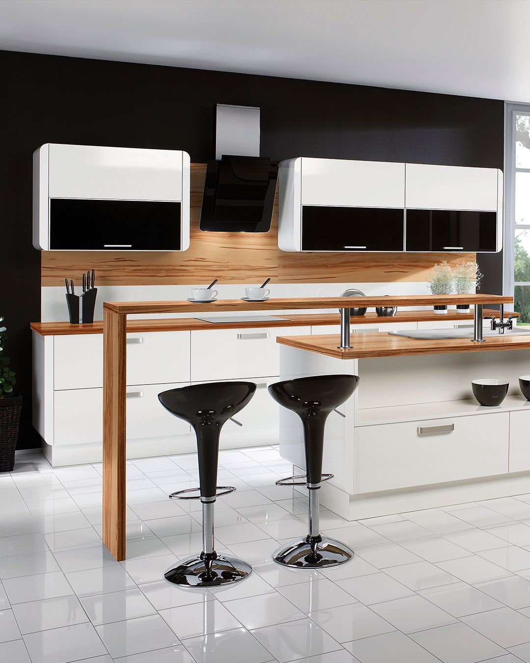 Uma cozinha com armários e bancos preto e branco