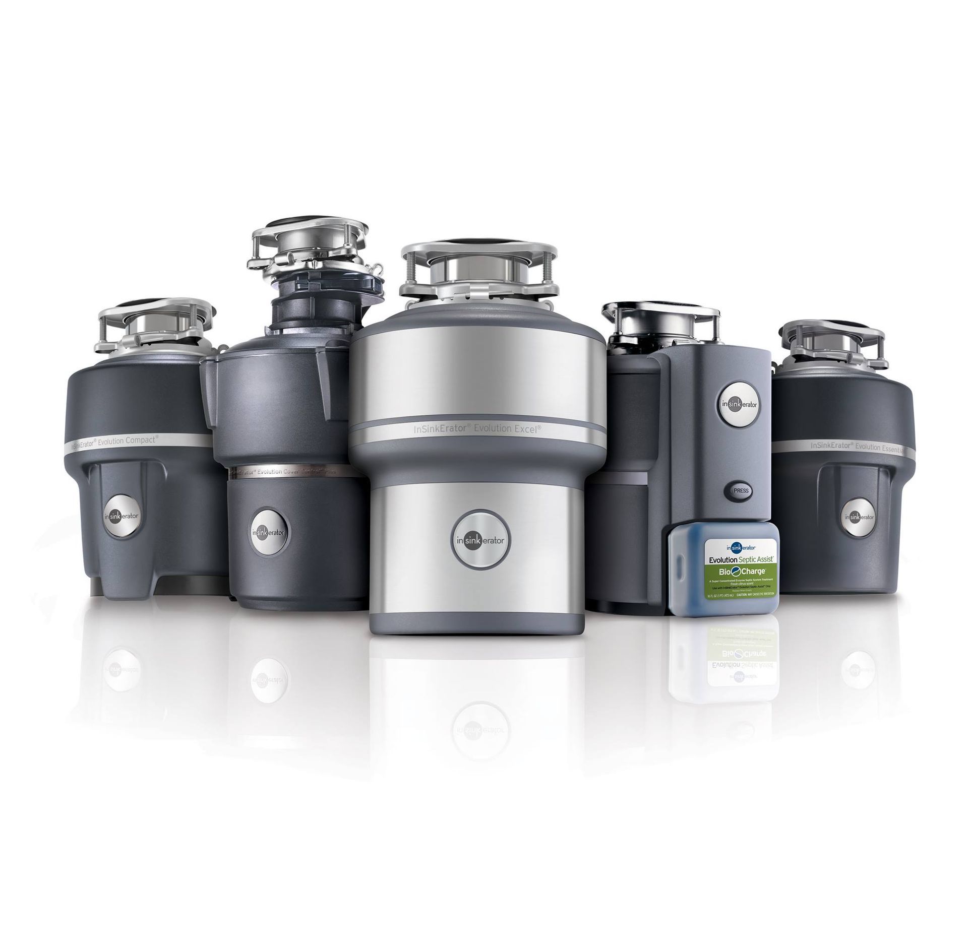 Um grupo de trituradores de lixo está alinhado em uma fileira sobre uma superfície branca.