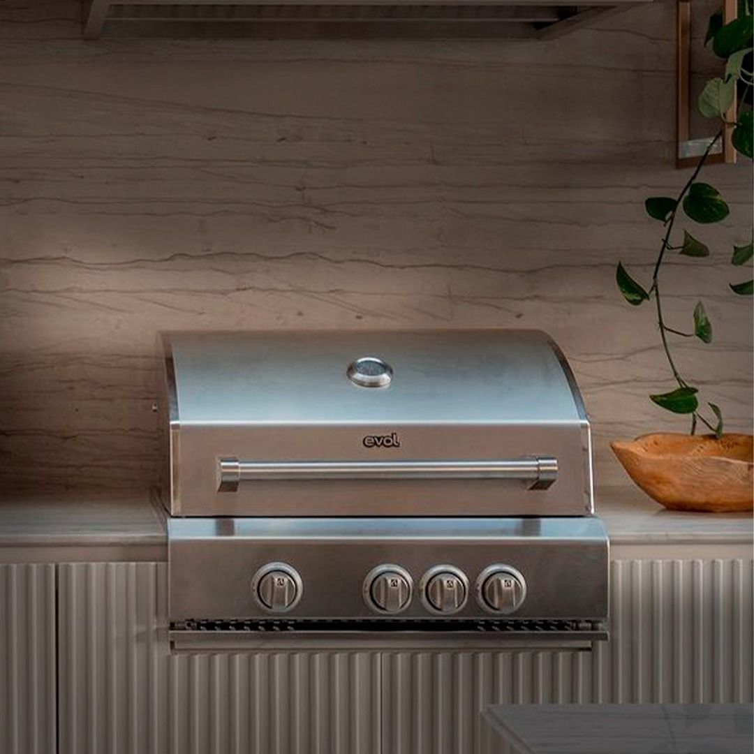 Uma grelha de aço inoxidável está em cima de um balcão na cozinha.