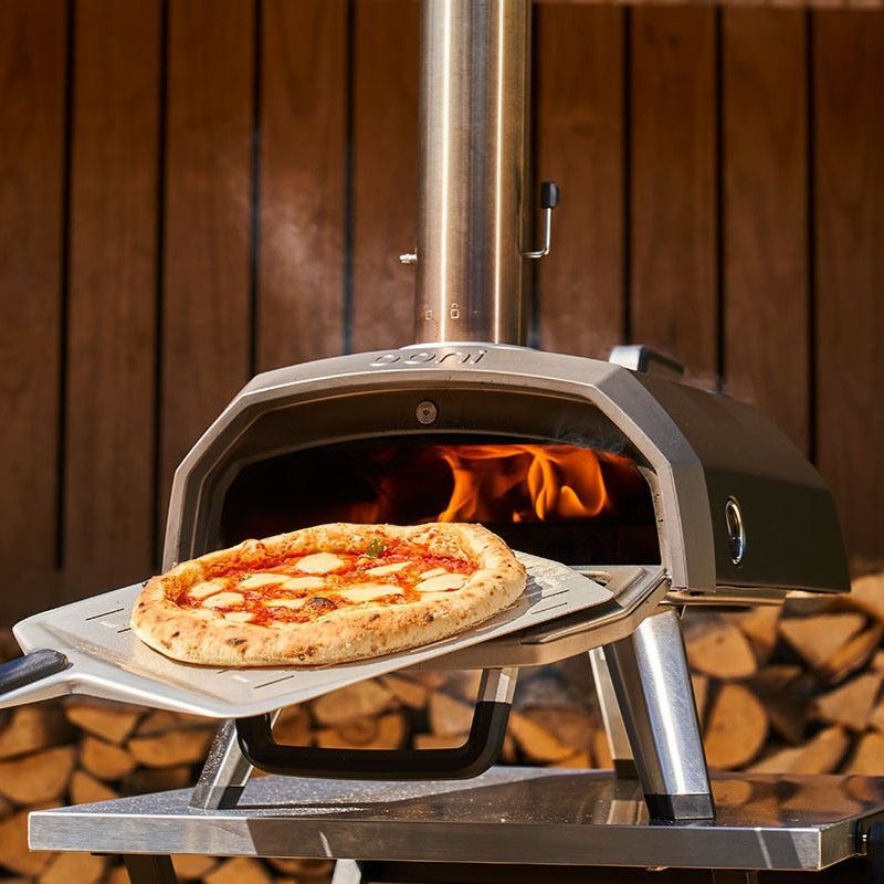 Uma pizza está sendo cozida em um forno de pizza.