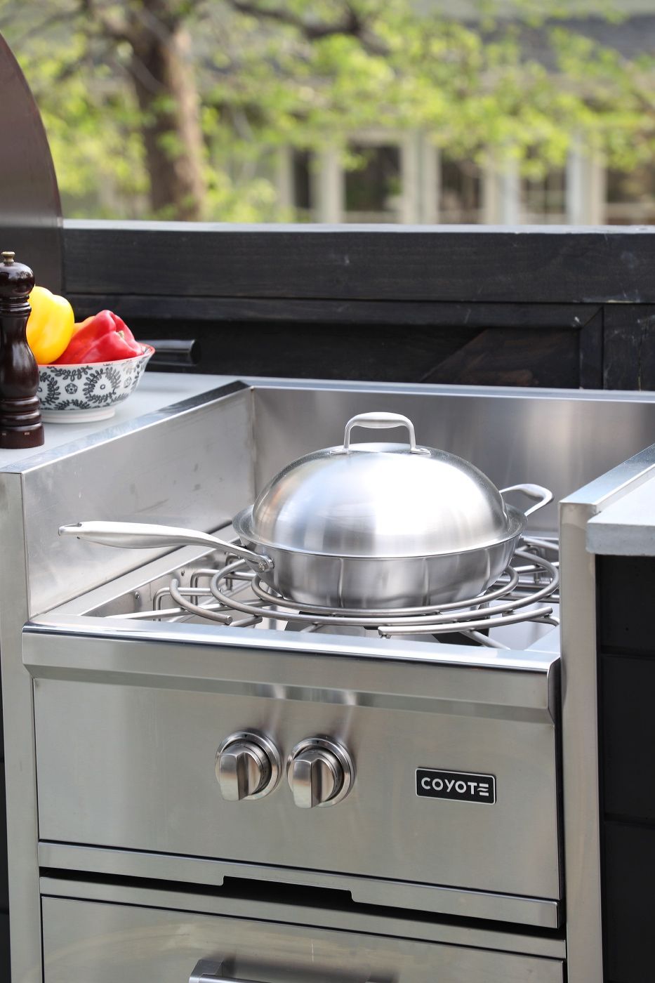 Um fogão de aço inoxidável com uma panela em cima.