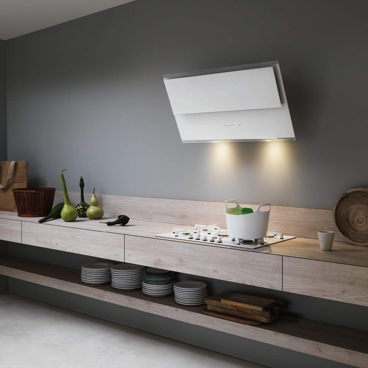 Uma cozinha com fogão, forno e pratos em uma prateleira